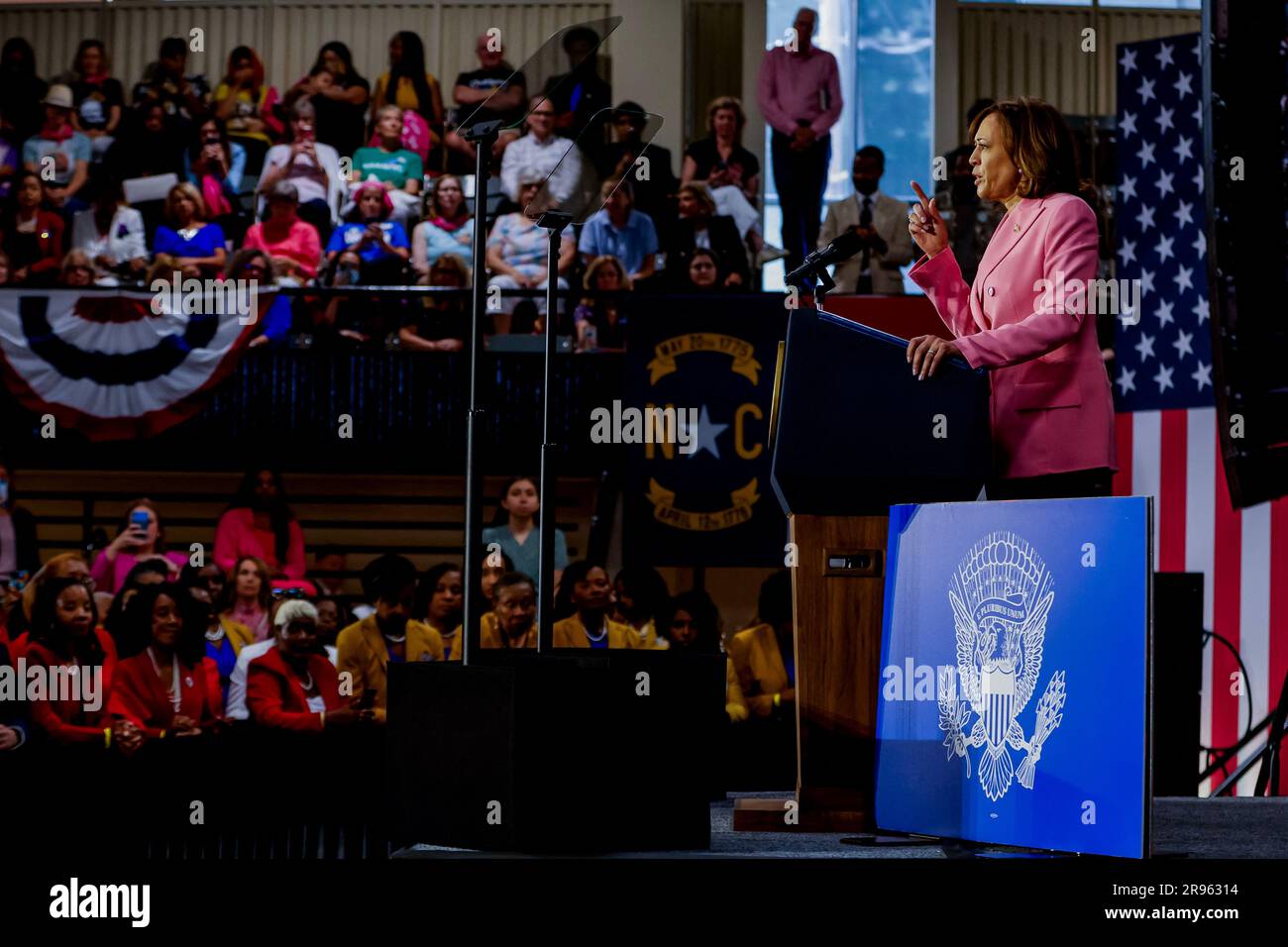 Charlotte, Stati Uniti. 24 giugno 2023. Il Vicepresidente DEGLI STATI UNITI Kamala Harris interviene in occasione del primo anniversario della decisione Dobbs della Corte Suprema degli Stati Uniti presso il Grady Cole Center di Charlotte, North Carolina, USA, il 23 giugno 2023. La sentenza della Corte Suprema degli Stati Uniti nella causa Dobbs contro Jackson Women's Health Organization ha rovesciato il caso storico sui diritti all'aborto di Roe contro Wade. Credito: Abaca Press/Alamy Live News Foto Stock