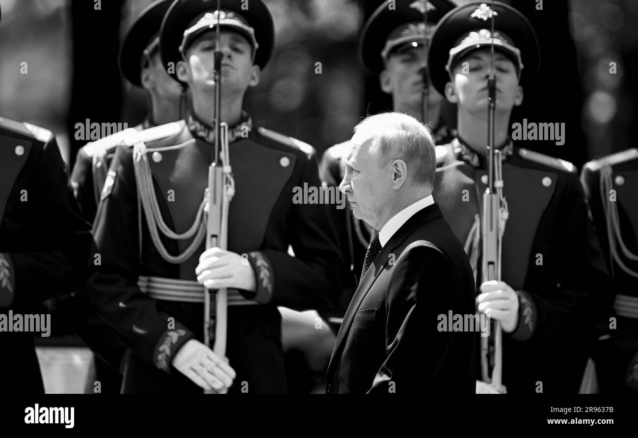 Il presidente russo Putin assiste alla posa di corone nella tomba del Milite Ignoto. (Foto: Ufficio del presidente russo) Foto Stock