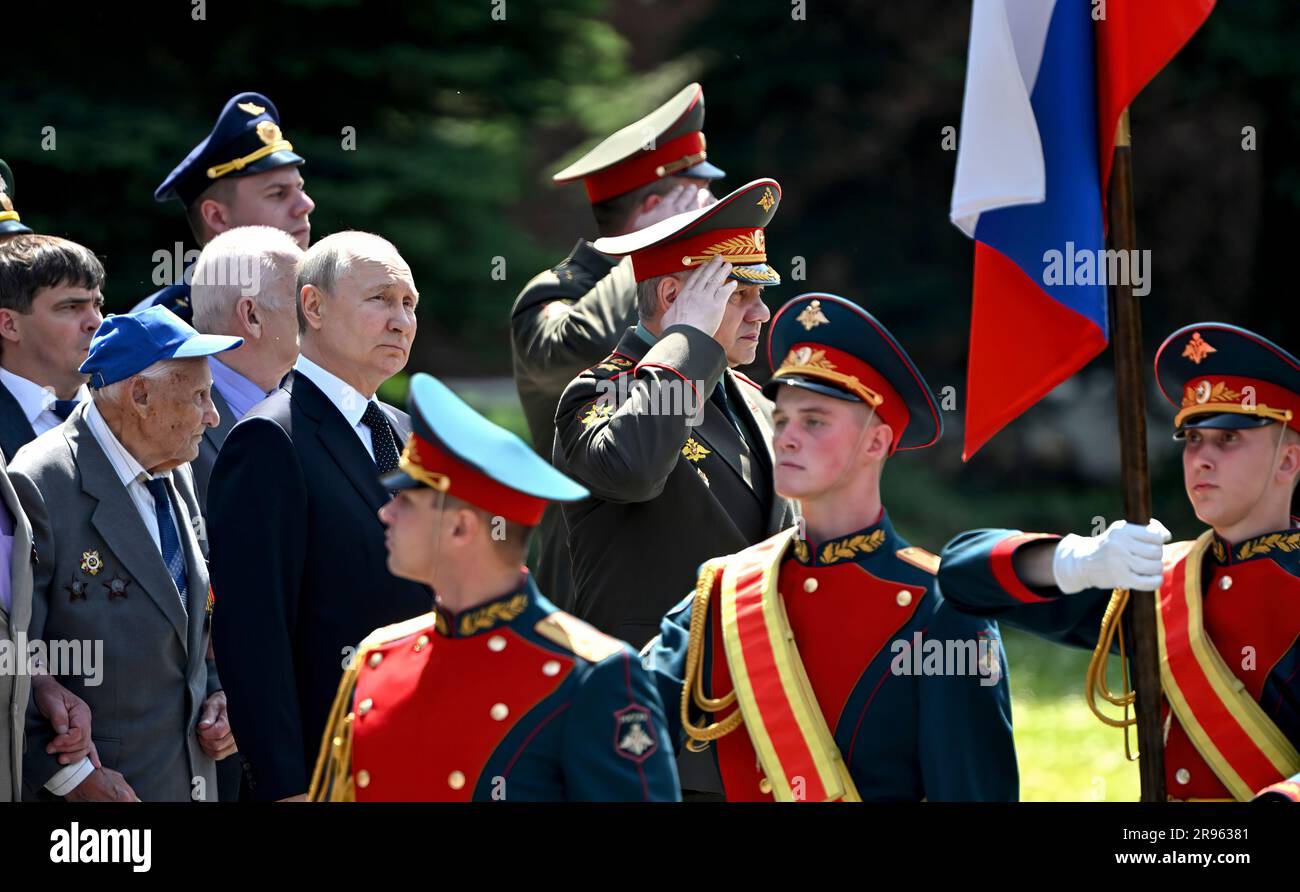 Il presidente russo Putin assiste alla posa di corone nella tomba del Milite Ignoto. A destra di Putin c'è il ministro della difesa russo Sergei Shoigu. (Foto: Ufficio del presidente russo) Foto Stock