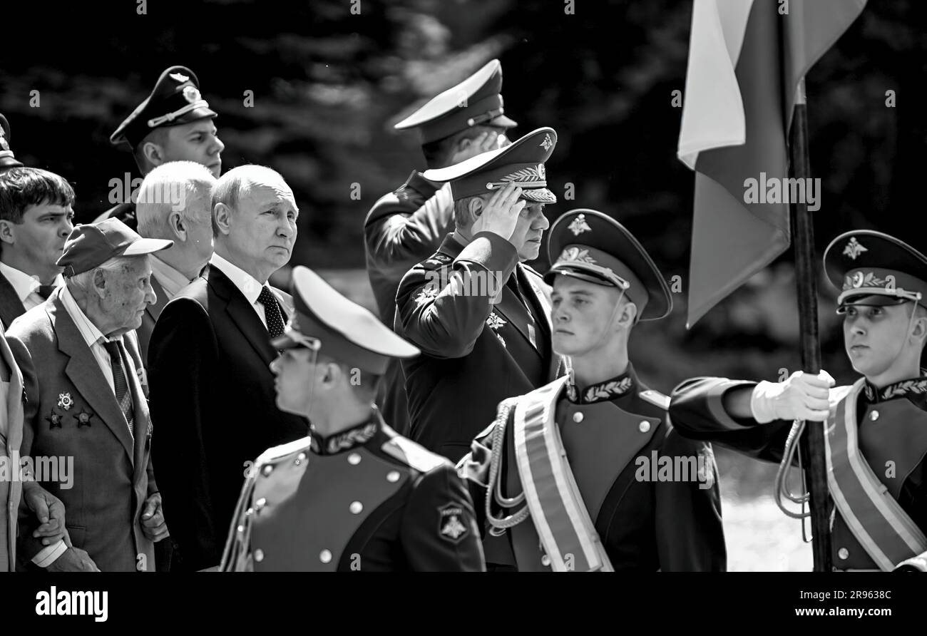 Il presidente russo Putin assiste alla posa di corone nella tomba del Milite Ignoto. A destra di Putin c'è il ministro della difesa russo Sergei Shoigu. (Foto: Ufficio del presidente russo) Foto Stock