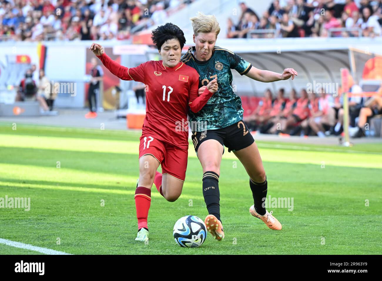 Offenbach, Germania. 24 giugno 2023. Calcio, donne: Internazionali, Germania - Vietnam, stadio Bieberer Berg. Tran Thi Thu Thao (l) del Vietnam contro la tedesca Paulina Krumbiegel. Credito: Sebastian Christoph Gollnow/dpa/Alamy Live News Foto Stock