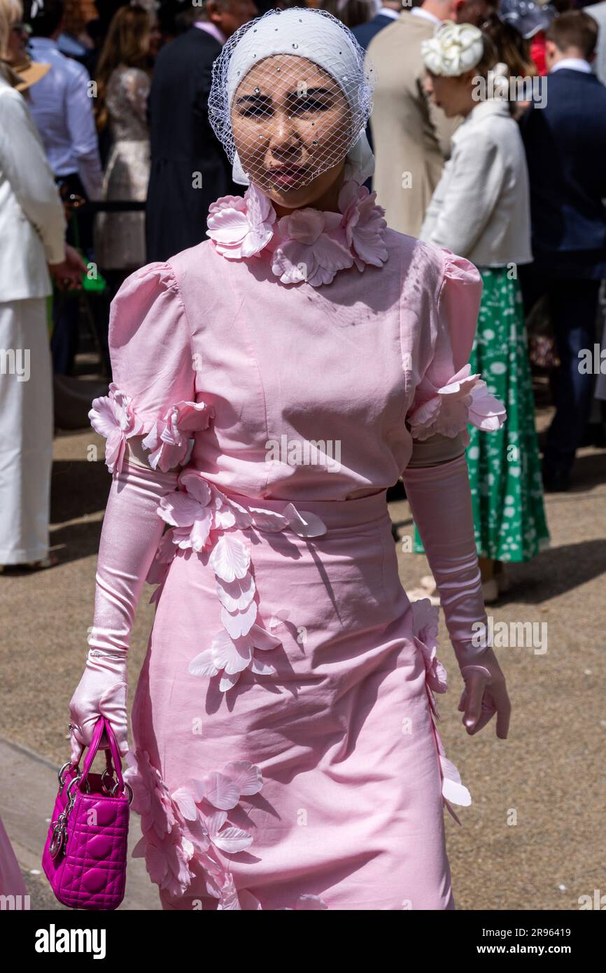 Ascot, Regno Unito. 23 giugno 2023. Un racegoer che indossa un abito rosa e un cappello con velo arriva per il quarto giorno di Royal Ascot. Ogni recinzione Royal Ascot ha un codice di abbigliamento diverso, con il più rigoroso applicabile al Royal Enclosure, ma alcune restrizioni si applicano a tutti gli involucri. Crediti: Mark Kerrison/Alamy Live News Foto Stock