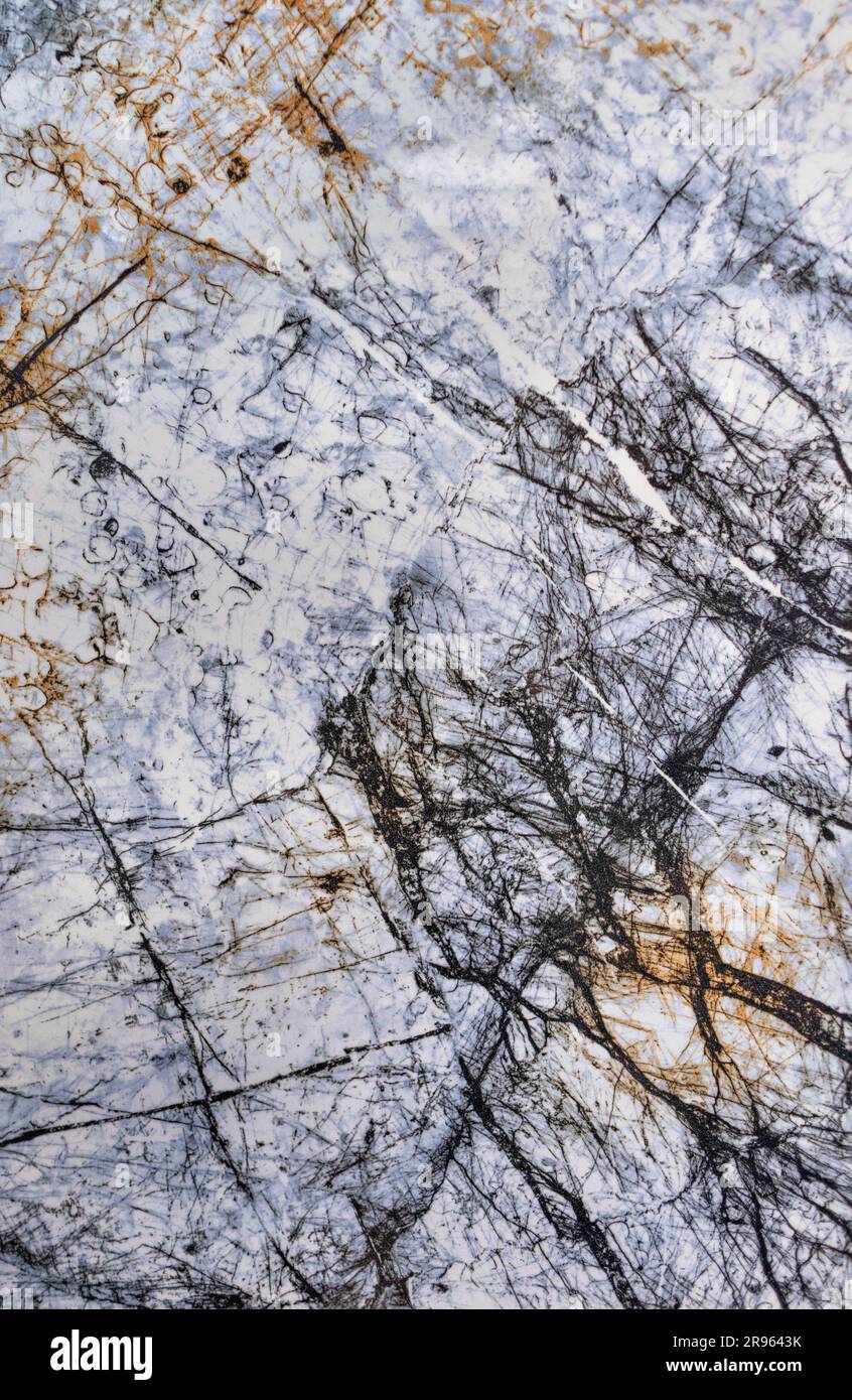Bianco con sfondo in marmo blu, uso di design per piastrelle in ceramica per pareti e pavimenti, decorazioni con crepe e venature nere. Immagine verticale. Foto Stock