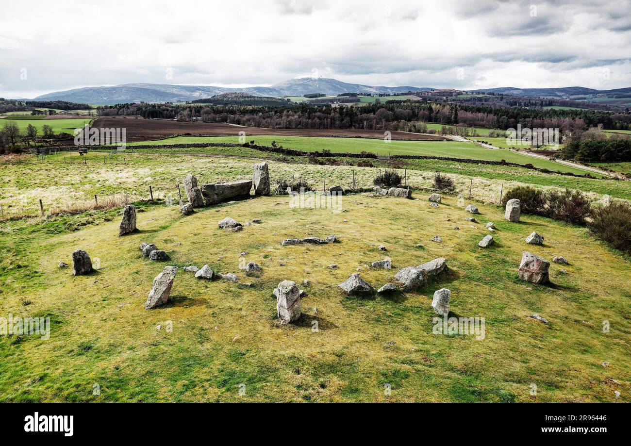 Tomnaverie preistorico cerchio in pietra reclinata. Vicino ad Aboyne, in Scozia. Sito complesso. Anello esterno con elementi reclinati e flangianti, anello interno e impostazioni Foto Stock