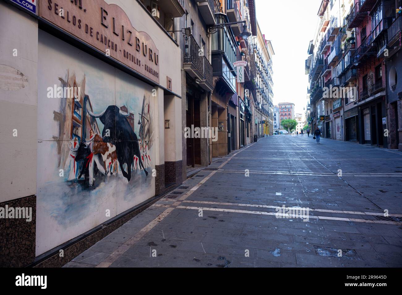 Pamplona, Spagna - luglio 31: Via di Pamplona con un dipinto che rappresenta un toro durante il festival di San Fermin Foto Stock