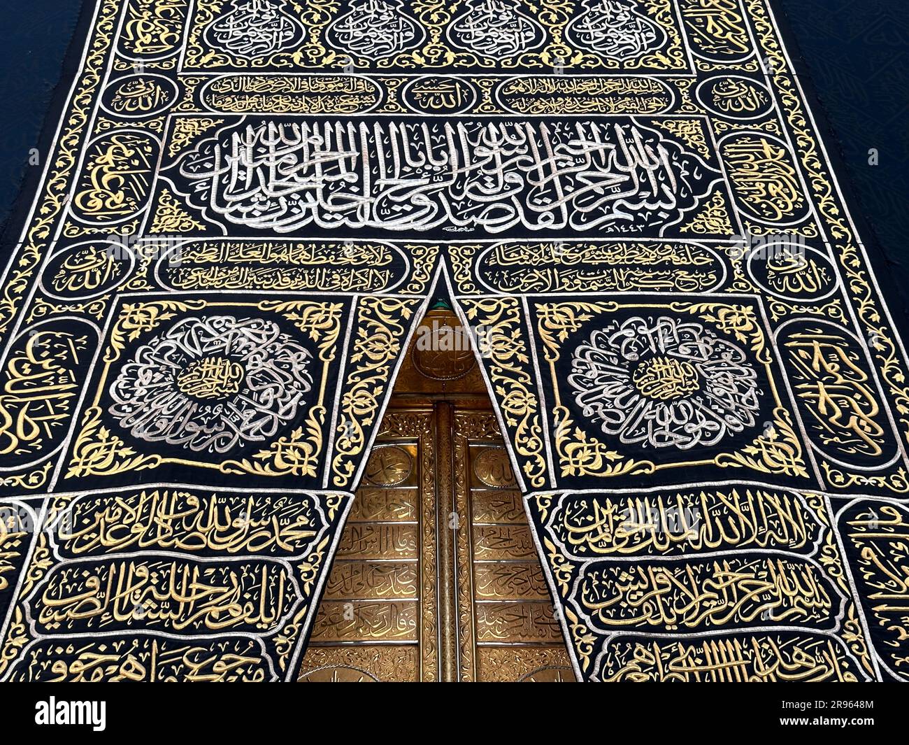 Iscrizioni di calligrafia araba e ornamenti d'arte islamica al sipario di al Kaaba nella moschea di al Haram - Mecca Arabia Saudita - hajj e umra Foto Stock