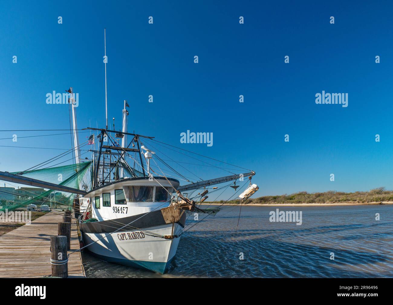 Gamberetti in barca al molo del fiume Colorado vicino alla sua foce nel Golfo del Messico, vicino Matagorda, Texas, Stati Uniti Foto Stock
