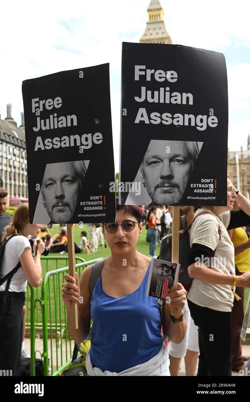 Londra, Regno Unito. 24 giugno 2023. Qualsiasi cosa da dire dice la verità non è un crimine "libero Assange" la vera Statua della libertà di Edward Snowden, Julian Assange e Chelsea Manning si esibiscono in piazza del Parlamento. Credito: Vedere li/Picture Capital/Alamy Live News Foto Stock