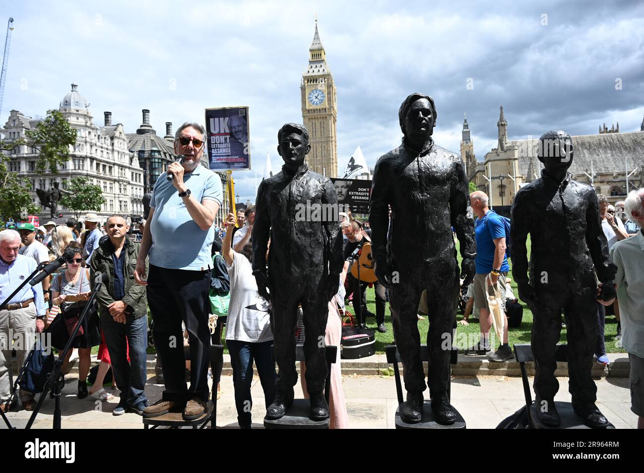 Londra, Regno Unito. 24 giugno 2023. Qualsiasi cosa da dire dice la verità non è un crimine "libero Assange" la vera Statua della libertà di Edward Snowden, Julian Assange e Chelsea Manning si esibiscono in piazza del Parlamento. Credito: Vedere li/Picture Capital/Alamy Live News Foto Stock
