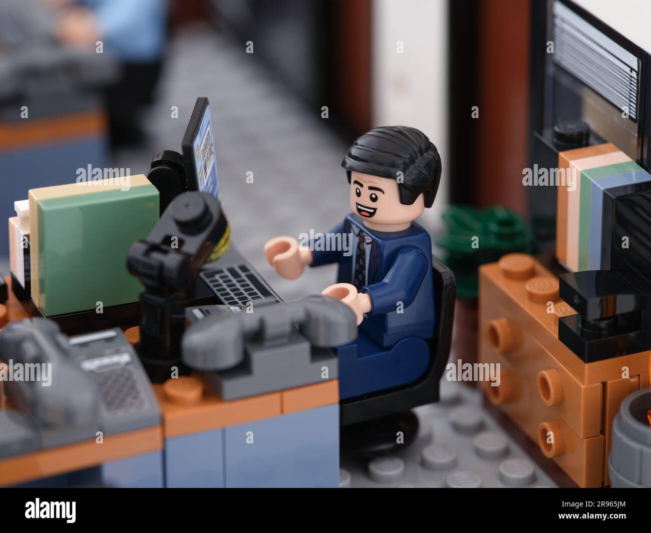 Tambov, Federazione Russa - 24 giugno 2023 Una minifigura d'affari Lego che lavora su un computer in un ufficio. Primo piano. Foto Stock