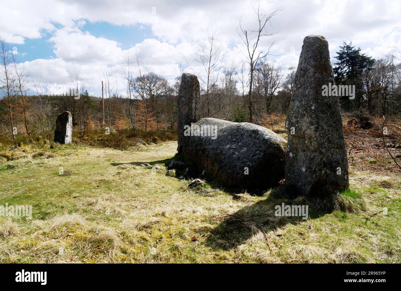 Cerchio preistorico in pietra supina di Cothiemuir. N.E. di Alford, Grampian, Scozia. Pietra reclinata e 2 fianchi Foto Stock