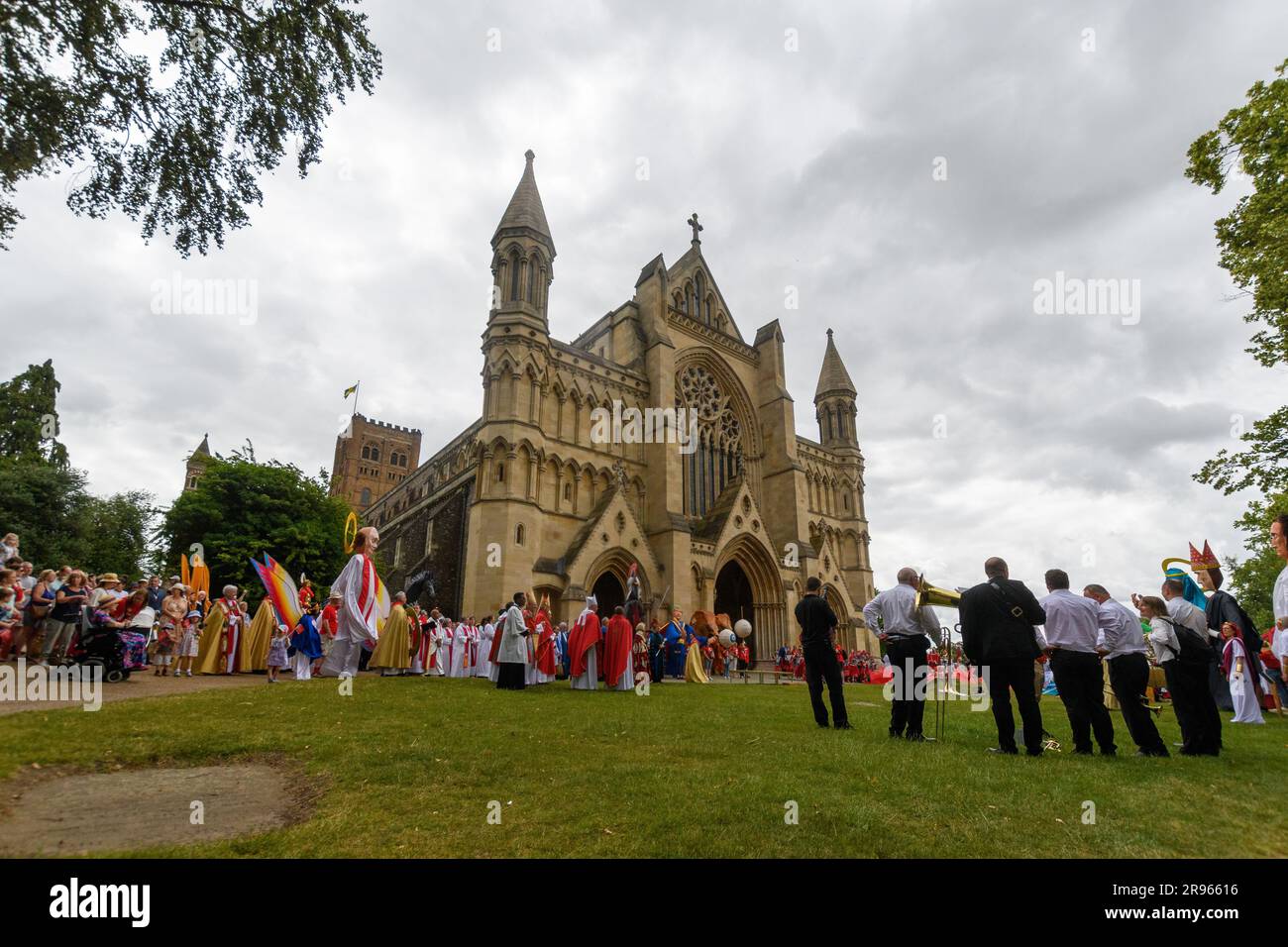 St Albans, UK, 24 giugno 2023, pellegrinaggio Alban, una magnifica processione per celebrare Alban, il primo santo britannico. Ogni anno, i burattini di carnevale alti 12 metri che rappresentano figure della storia di St. Alban si dirigono per le strade per rievocare la sua storia storica. I burattini sono accompagnati da persone di tutte le età vestite da leoni, soldati romani, angeli, carri e molto altro ancora.. Andrew Lalchan Photography/Alamy Live News Foto Stock