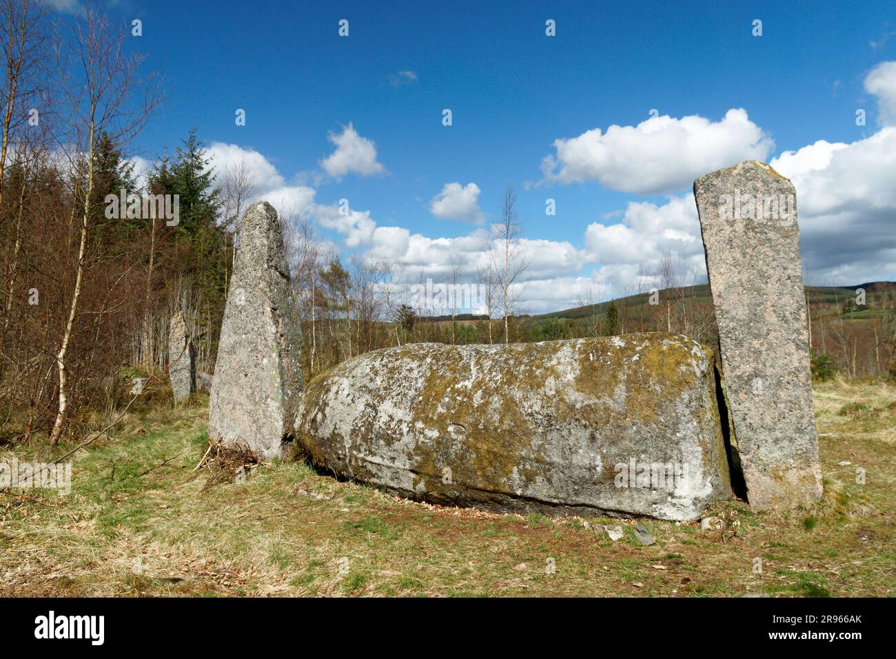 Cerchio preistorico in pietra supina di Cothiemuir. N.E. di Alford, Grampian, Scozia. Pietra reclinata e 2 fianchi Foto Stock