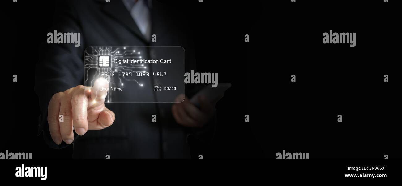 Carta d'identità digitale, identificazione elettronica. Smartcard e-ID, una soluzione digitale per la prova dell'identità. Un uomo d'affari tocca e attiva la carta. T Foto Stock