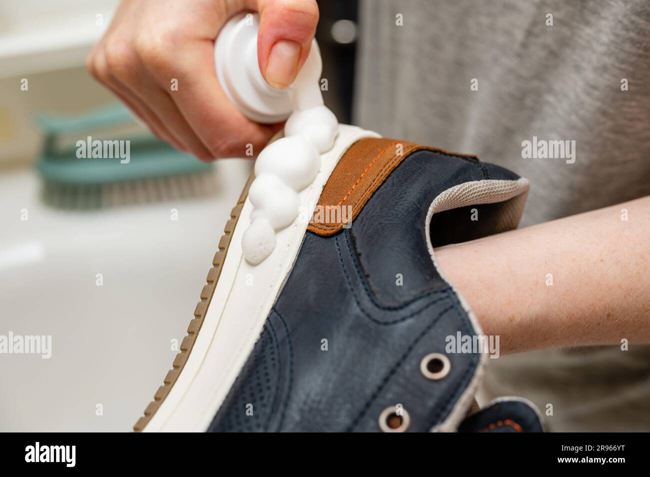 Pulizia delle scarpe con uno speciale prodotto per la cura delle scarpe. Primo piano. Foto Stock