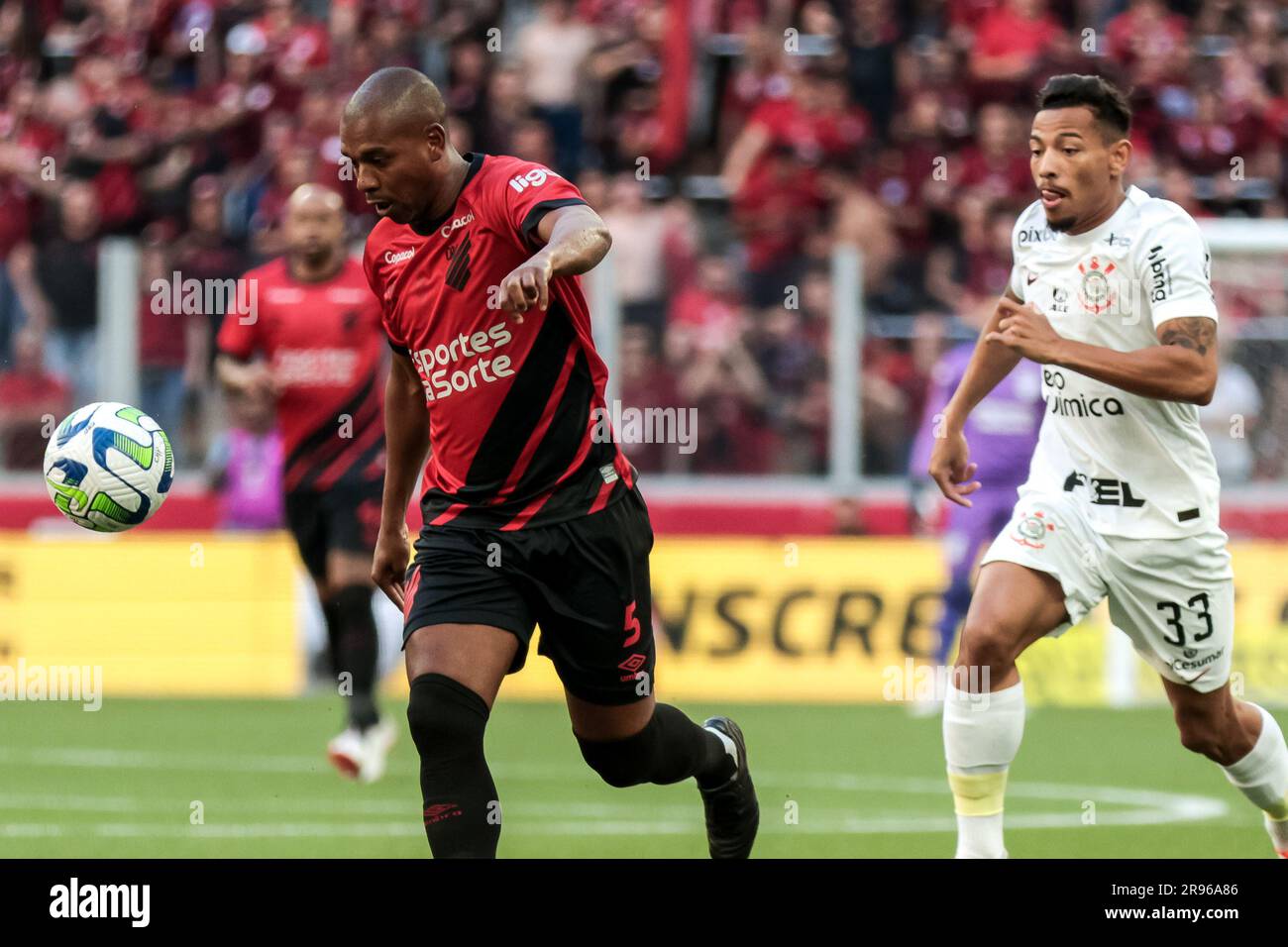 Curitiba, Brasile. 24 giugno 2023. PR - CURITIBA - 06/24/2023 - BRASILEIRO A 2023, ATHLETICO-PR X CORINTHIANS - Fernandinho, giocatore Athletico-PR, compete con Ruan Oliveira, giocatore Corinthians, durante una partita allo stadio Arena da Baixada per il campionato BRASILIANO A 2023. Foto: Robson Mafra/AGIF/Sipa USA credito: SIPA USA/Alamy Live News Foto Stock