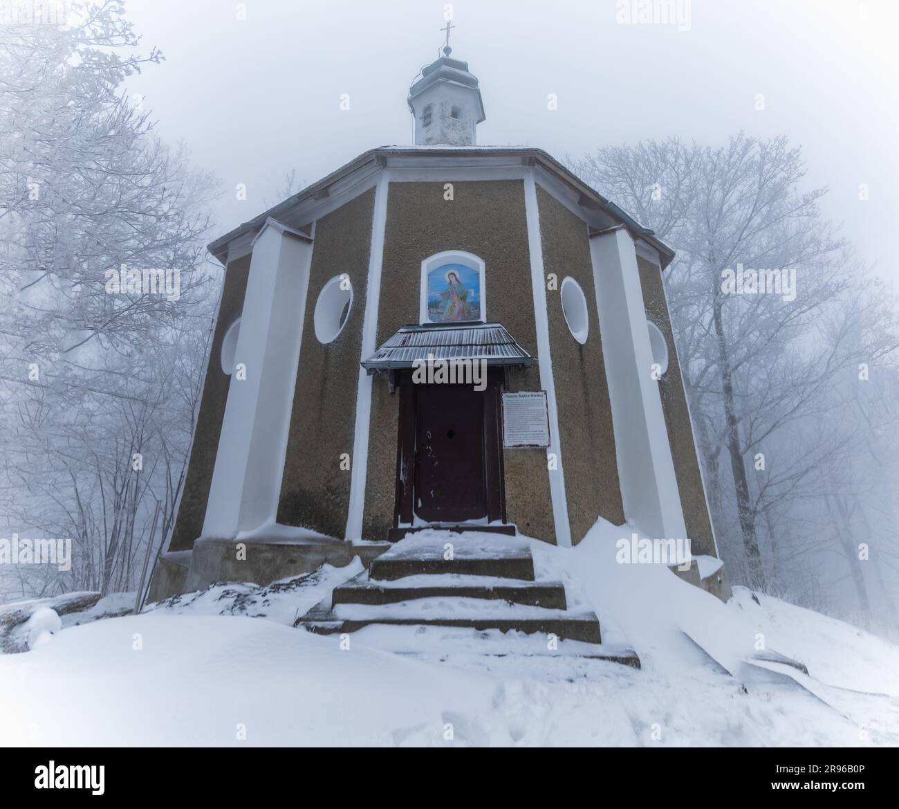 Bardo, Polonia - gennaio 2023: Cappella di montagna di nostra Signora del Pianto, sulle montagne del Bardo, piena di neve e nebbia d'inverno Foto Stock