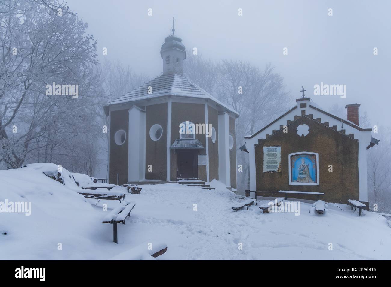 Bardo, Polonia - gennaio 2023: Cappella di montagna di nostra Signora del Pianto, sulle montagne del Bardo, piena di neve e nebbia d'inverno Foto Stock