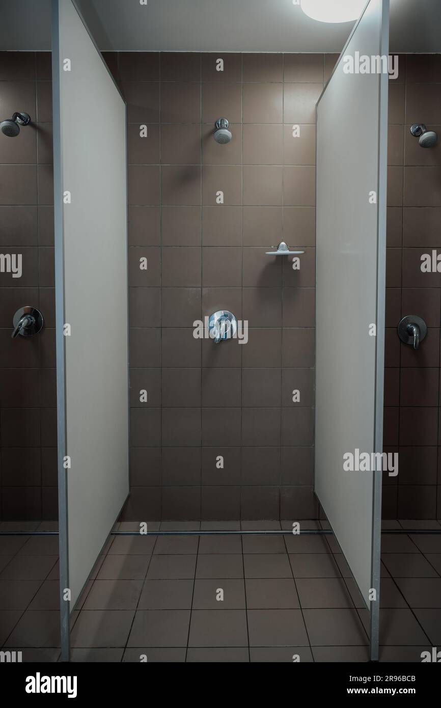 Questa immagine interna presenta una moderna cabina da bagno con pareti piastrellate e pavimento Foto Stock