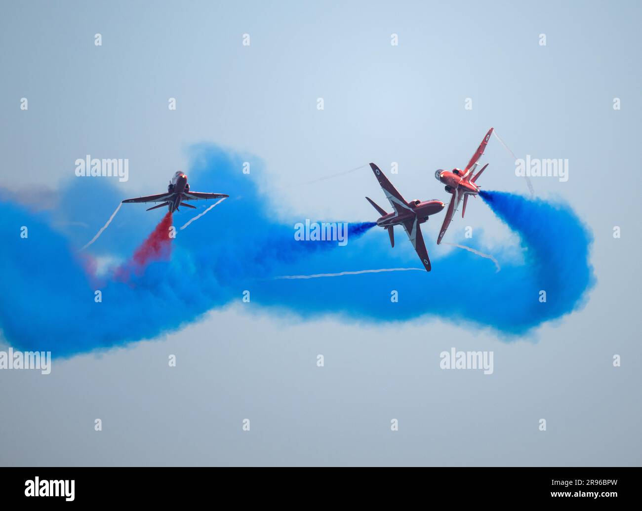 La Royal Air Force, Red Arrows mostra la squadra della RAF Waddington, prendendo parte all'Armed Forces Day National Event Flying display sopra Falmouth Bay Foto Stock