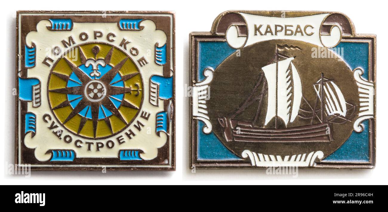 Nizhny Novgorod, Russia - 07 marzo 2023.: Badge sovietici antica costruzione navale della Pomerania russa. Iscrizione: Pomeranian Shipbuilding. Iscrizione: Kar Foto Stock