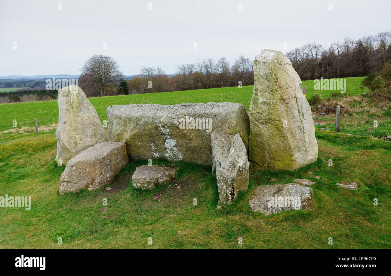 Easter Aquhorthies, cerchio di pietre reclinate preistoriche vicino a Inverurie, Scozia. Pietra reclinata e fianchi in situ originale. Sto guardando S Foto Stock