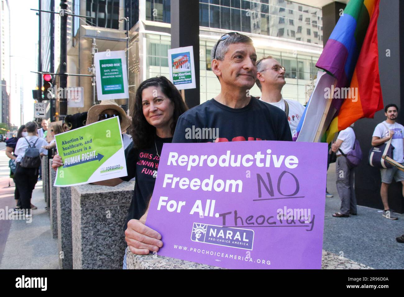 Gli attivisti per i diritti trans e LGBTQ hanno Unito le forze per protestare contro la decisione di Dobbs presa un anno fa durante una Suor march per la giornata nazionale d'azione indetta dalla Women's March National nel centro di Chicago il 24 giugno 2023. Un anno fa, questa settimana la Corte Suprema ha emesso la sua decisione Dobbs, il che significava che milioni di americani non avevano più garantito l'accesso alle cure per l'aborto. (Foto di: Alexandra Buxbaum/SIPS USA) credito: SIPA USA/Alamy Live News Foto Stock