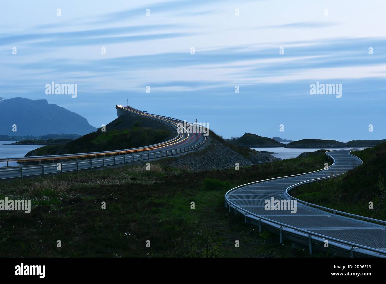 Luci per auto, fari per auto sulla Atlantic Road in Norvegia Foto Stock