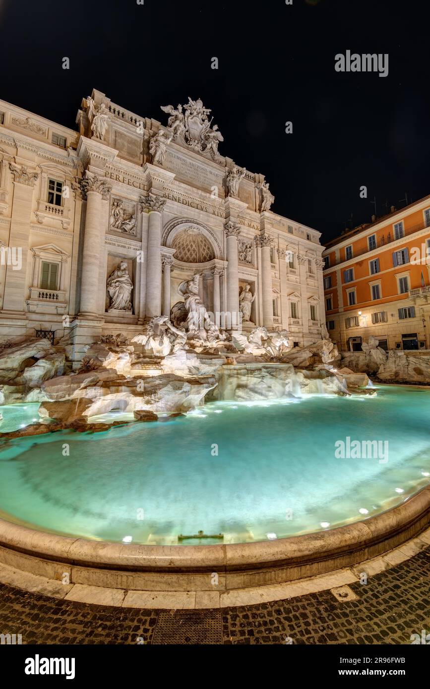 La famosa Fontana di Trevi a Roma di notte senza persone Foto Stock