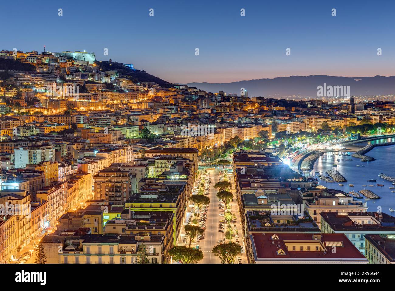 Vista notturna dei quartieri di Posillipo e Vomero a Napoli Foto Stock