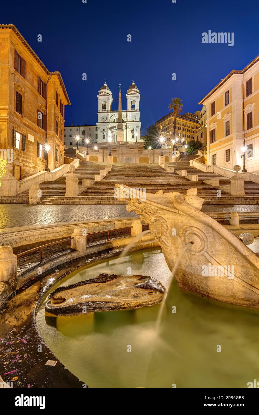 La Famosa Scalinata di Piazza di Spagna con una fontana a Roma di notte Foto Stock