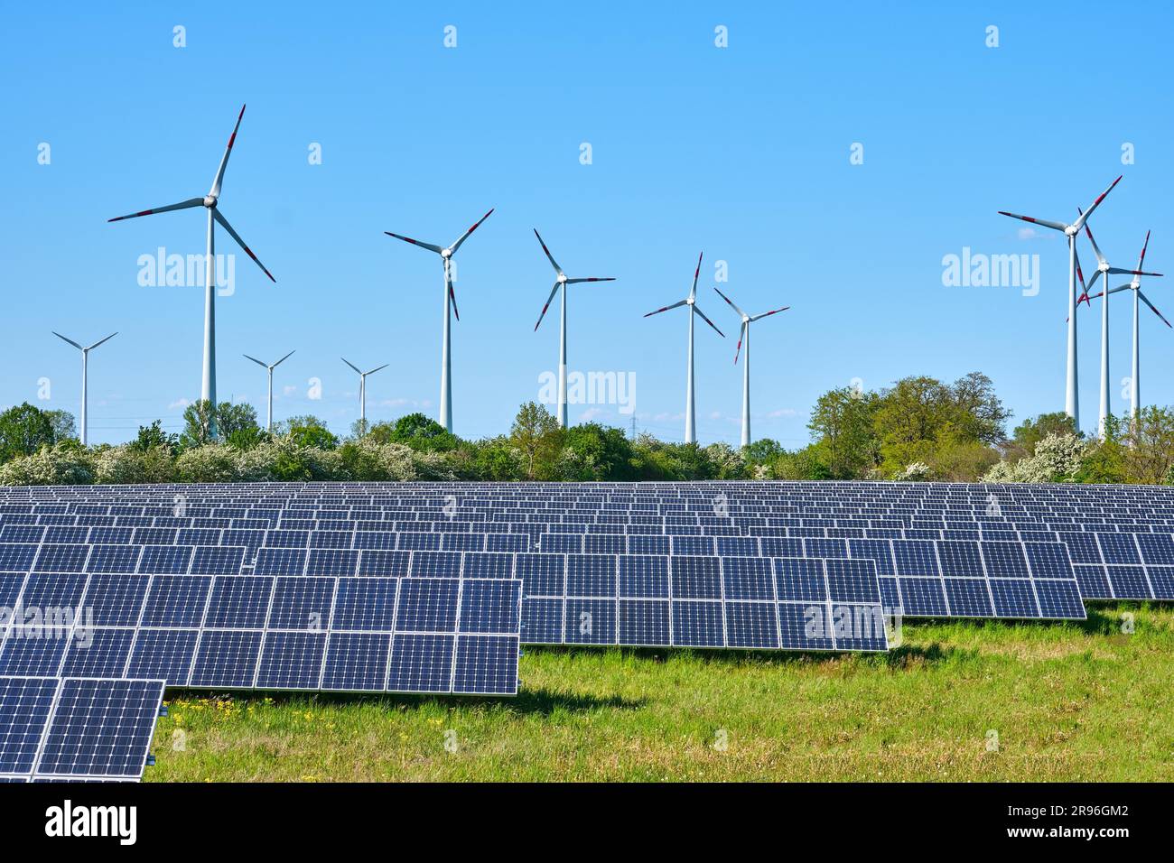 Produzione di energia rinnovabile vista nella Germania rurale Foto Stock