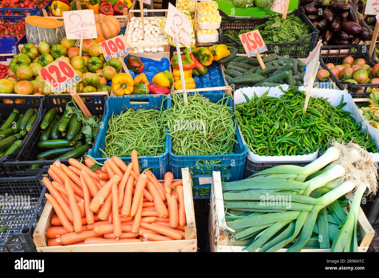 Splendida selezione di verdure e insalate in vendita in un mercato a Napoli, Italia Foto Stock