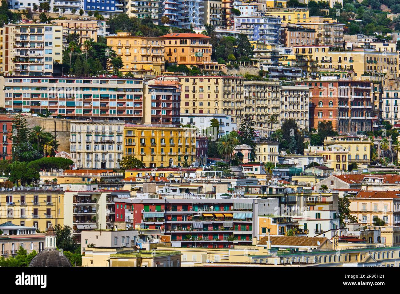 Colorata zona residenziale con alti palazzi di appartamenti a Napoli, Italia Foto Stock