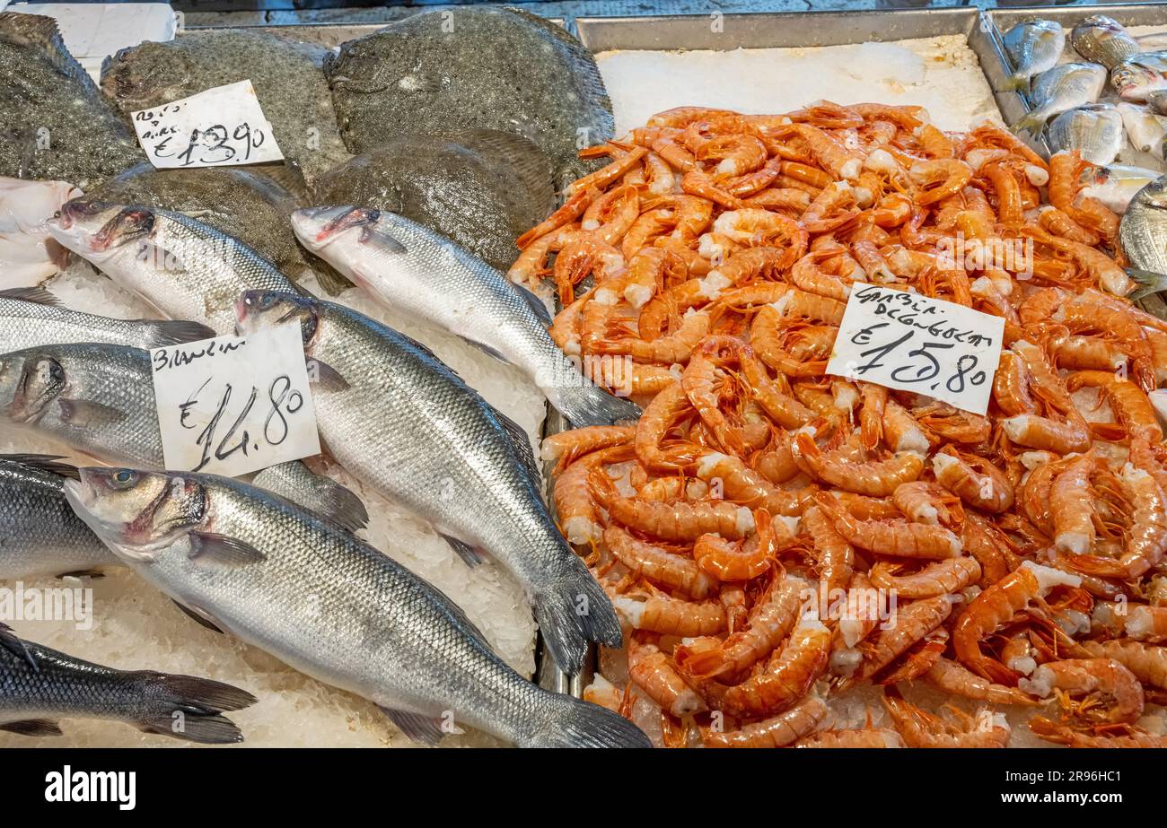 Gamberetti e pesci in vendita in un mercato Foto Stock