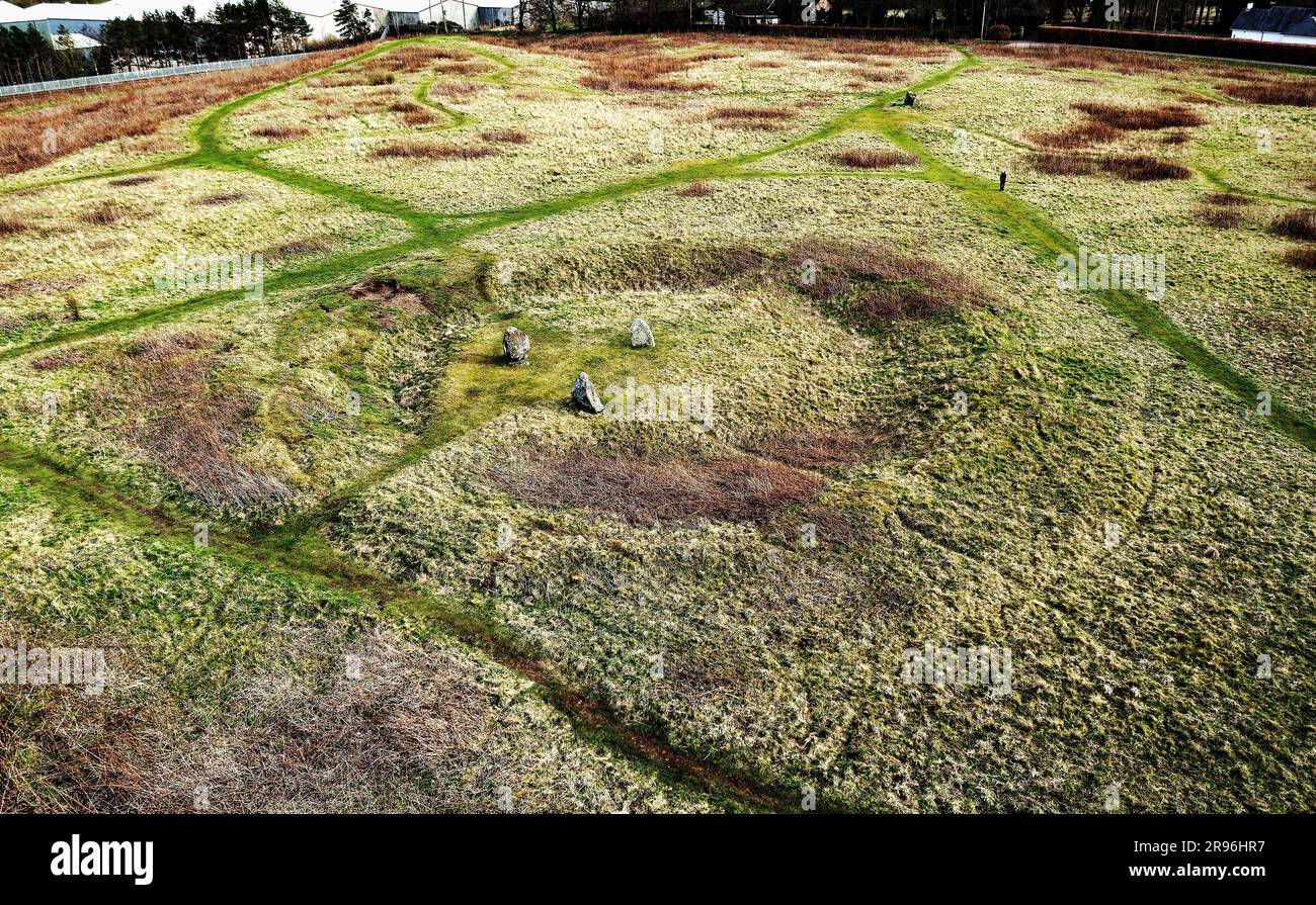 Broomend di Crichie henge preistorico e resti di allineamento di Stone avenue all'interno dei sentieri del parco a Inverurie, Grampian, Scozia. Sto guardando S.E. Foto Stock