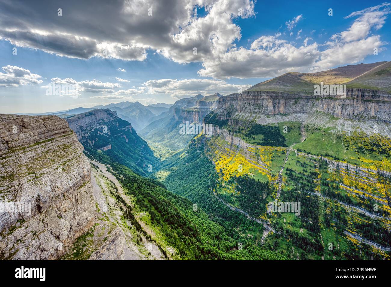 La bella valle di Ordesa nei Pirenei spagnoli Foto Stock