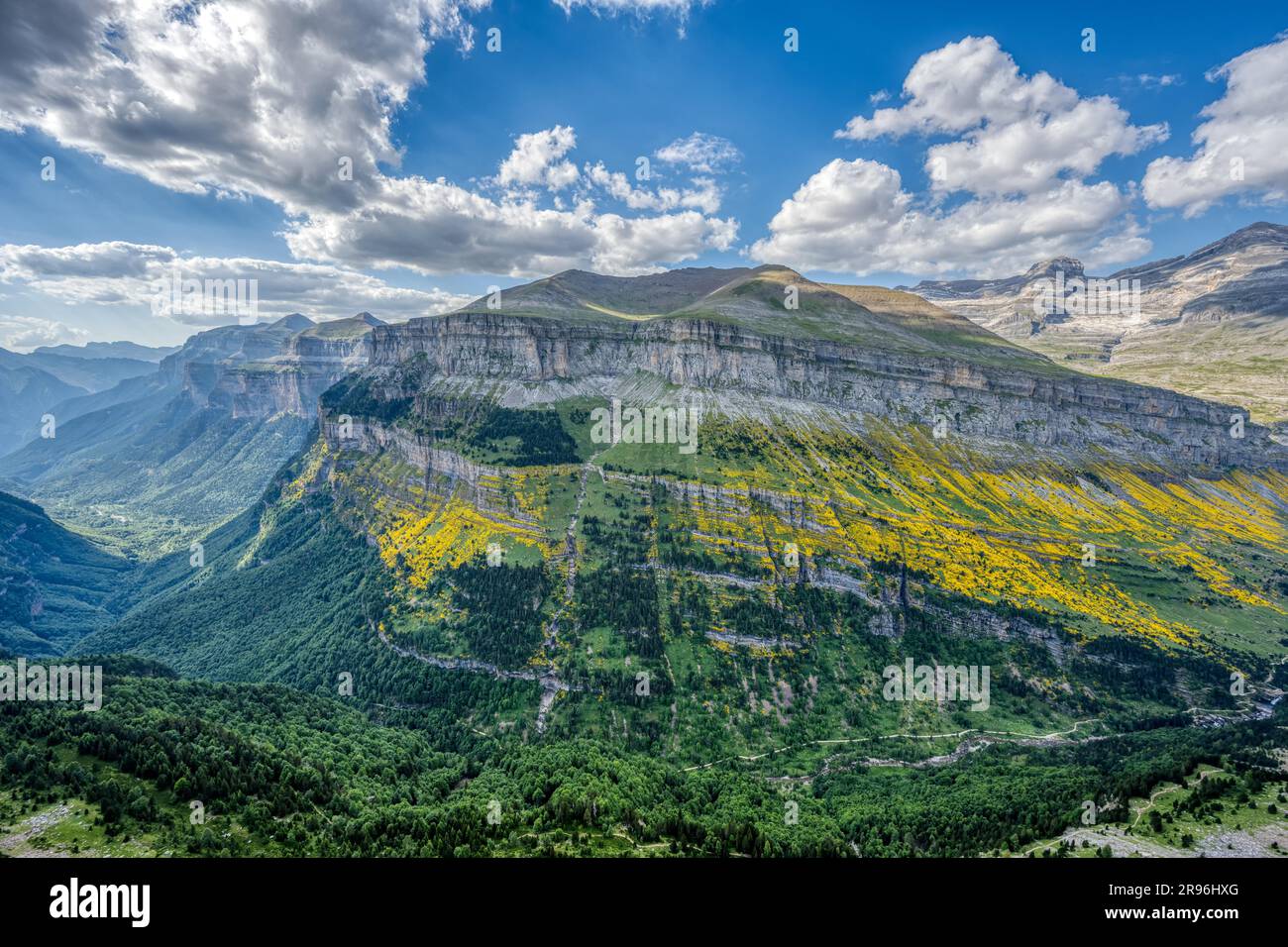 L'imponente valle di Ordesa nei Pirenei spagnoli Foto Stock