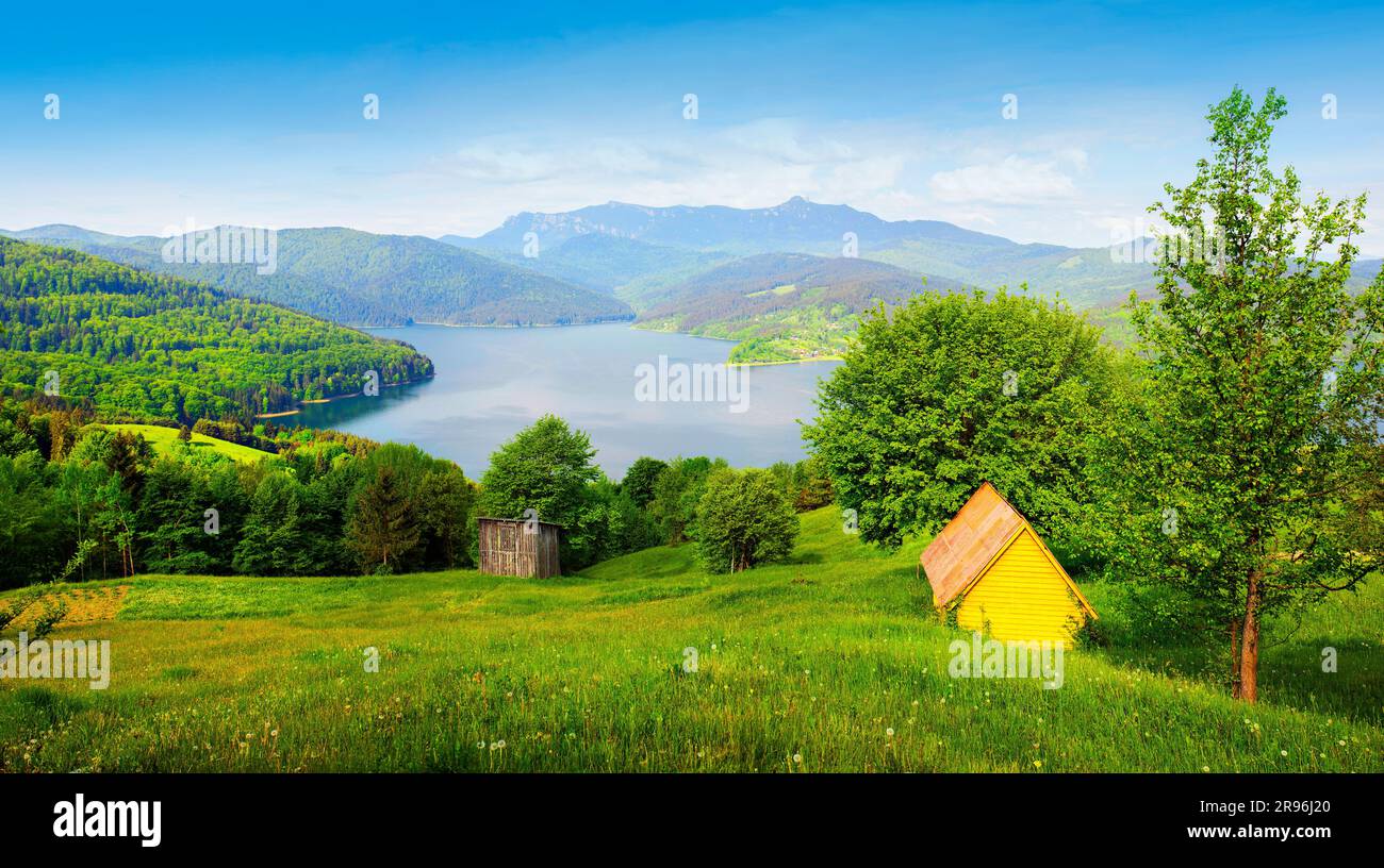 vista sul lago e sulle montagne, Bicaz e Ceahlau. Romania rurale Foto Stock