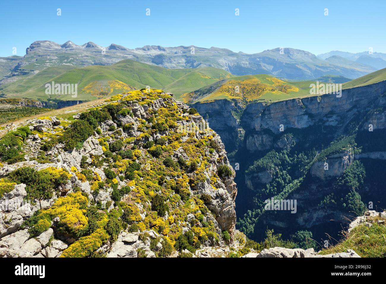 La catena montuosa del Monte Perdido e il Canyon de Anisclo nei Pirenei Foto Stock