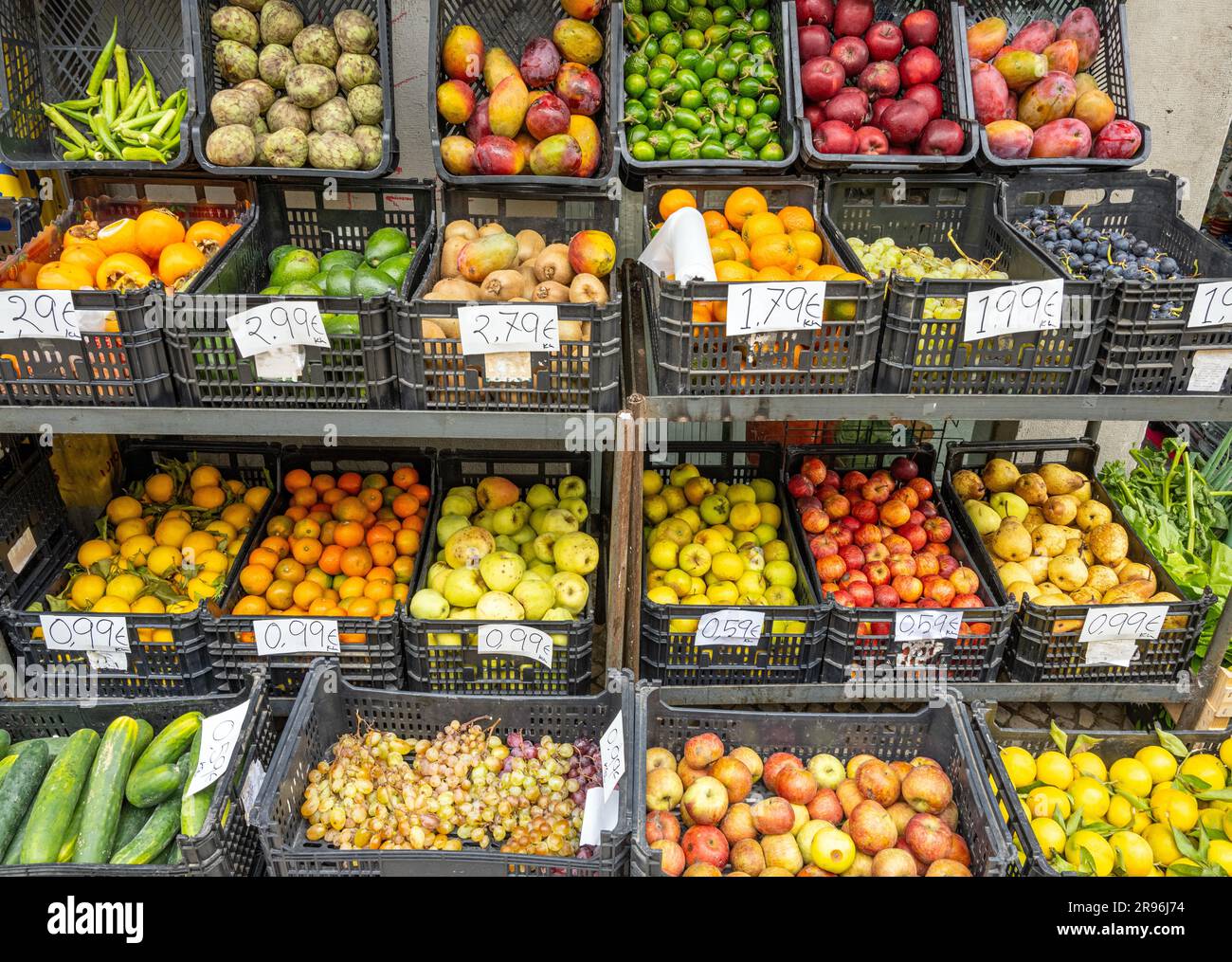 Frutta e verdura in vendita in una bancarella sulla strada Foto Stock
