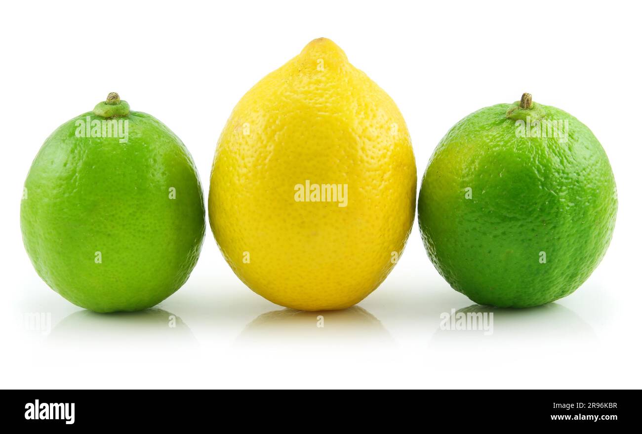 Mature di lime e limone isolati su sfondo bianco Foto Stock