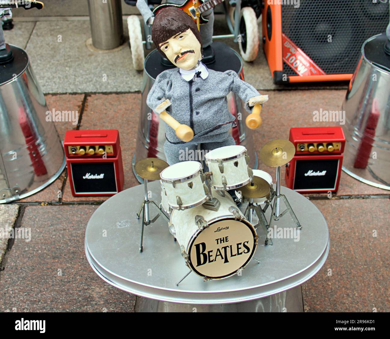 le marionette dei beatles battery suonano lungo le strade di glasgow dal batterista formalmente conosciuto come il binman Foto Stock