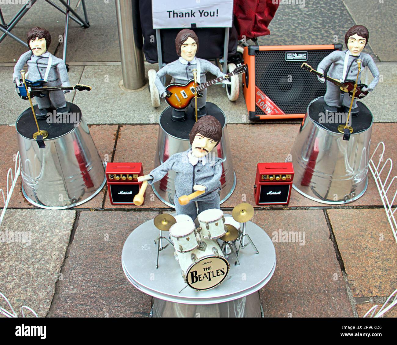 le marionette dei beatles battery suonano lungo le strade di glasgow dal batterista formalmente conosciuto come il binman Foto Stock