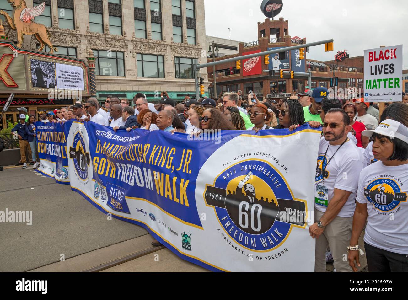 Detroit, Michigan, USA. 24 giugno 2023. A Freedom Walk, organizzato dal NAACP, celebra la Walk to Freedom di Martin Luther King Jr. Nel 1963. A quell'evento, King guidò oltre 100.000 attivisti per i diritti civili che marciavano a Detroit e poi pronunciò una prima versione del suo famoso discorso "i Have a Dream". Crediti: Jim West/Alamy Live News Foto Stock