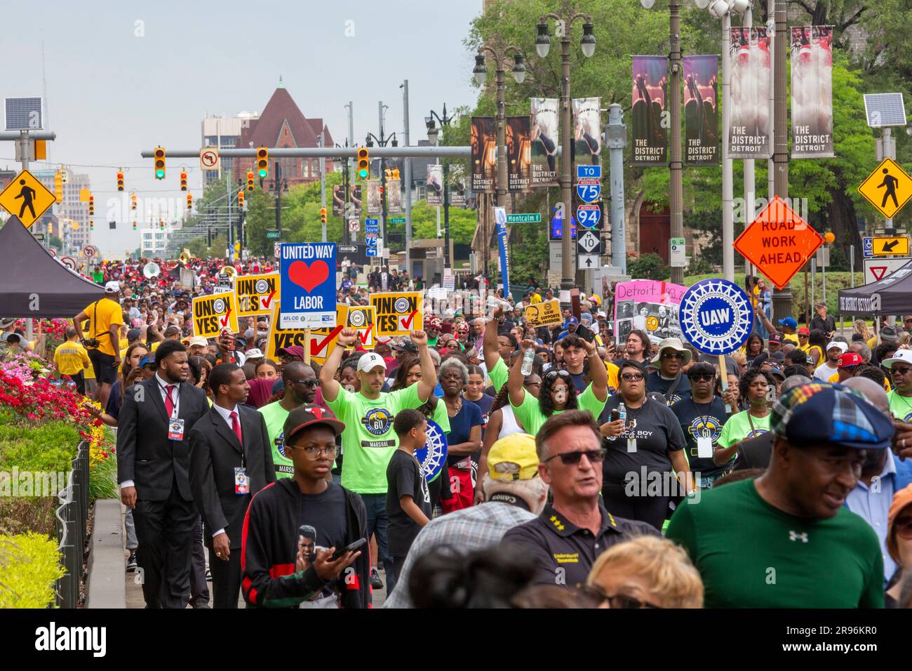 Detroit, Michigan, USA. 24 giugno 2023. A Freedom Walk, organizzato dal NAACP, celebra la Walk to Freedom di Martin Luther King Jr. Nel 1963. A quell'evento, King guidò oltre 100.000 attivisti per i diritti civili che marciavano a Detroit e poi pronunciò una prima versione del suo famoso discorso "i Have a Dream". I membri del sindacato, compresi i lavoratori delle auto, erano una gran parte della folla. Crediti: Jim West/Alamy Live News Foto Stock