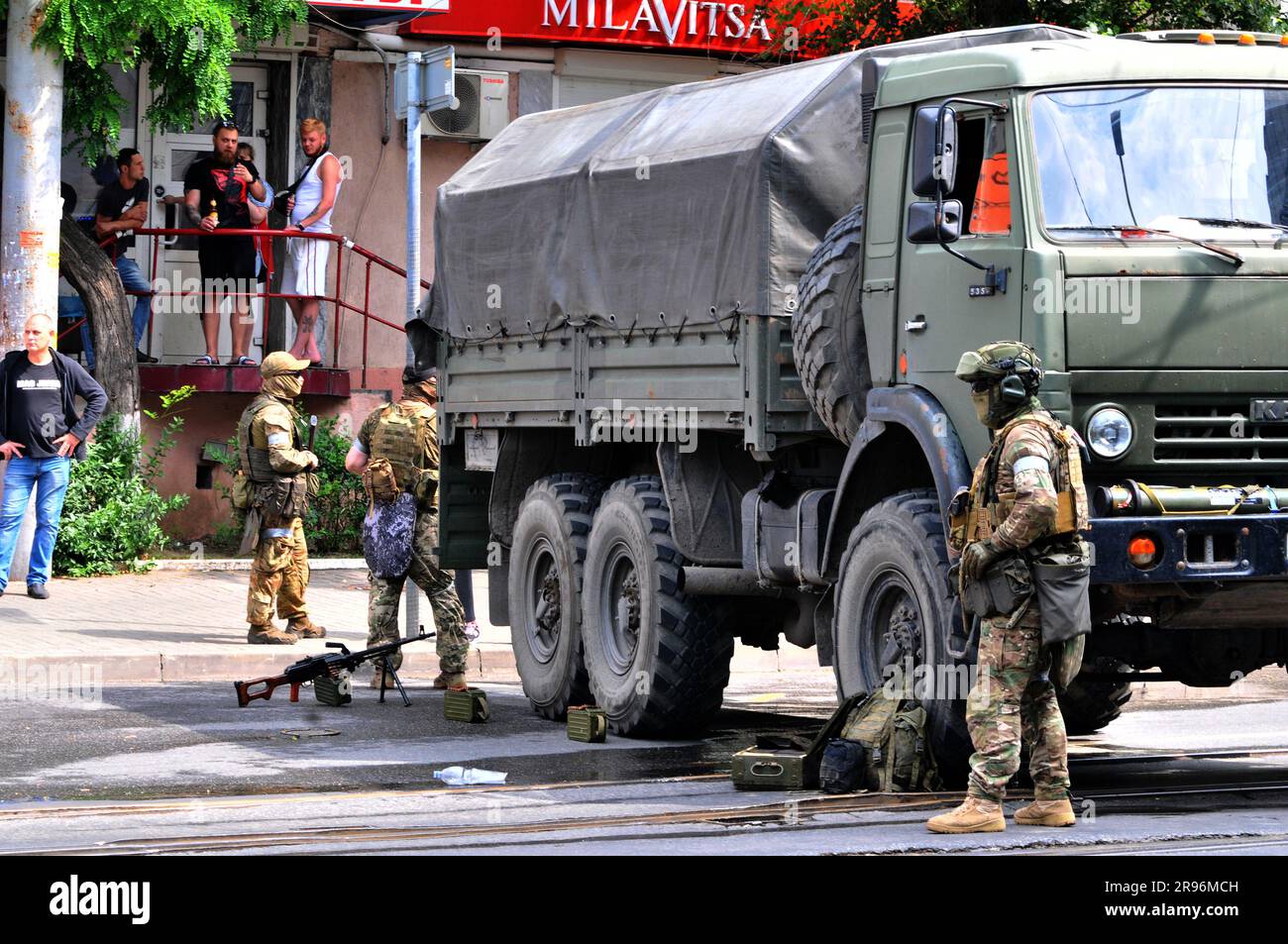 Rostov sul Don, Federazione Russa. 24 giugno 2023. I combattenti della compagnia militare privata del Wagner Group si schierano fuori dal quartier generale dello Stato maggiore del Distretto militare meridionale russo il 24 giugno 2023 a Rostov-sul-Don, in Russia. Foto di Arkady Budnitsky/ Credit: UPI/Alamy Live News Foto Stock