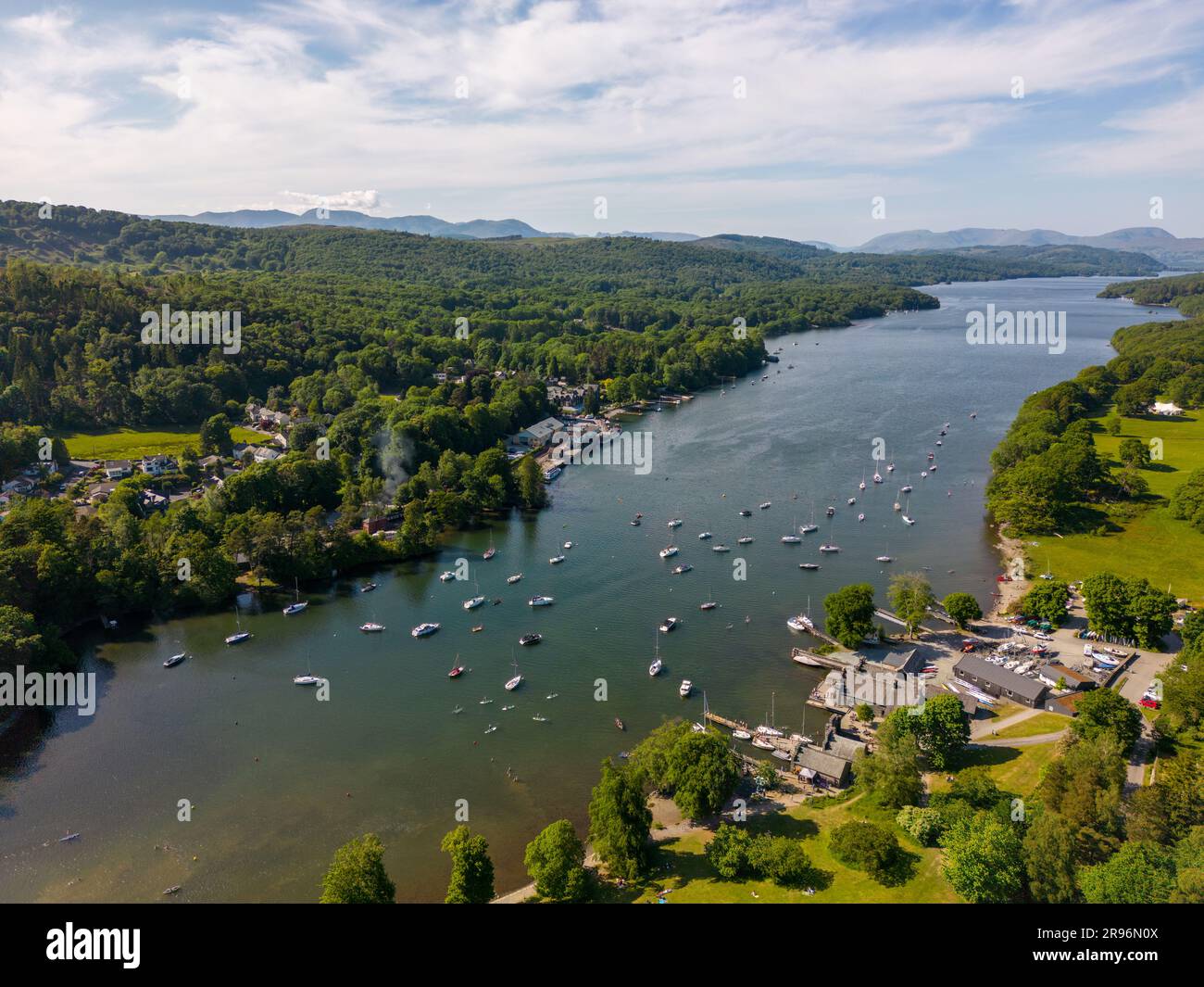 Foto aerea del lago Windermere in estate. È il lago più grande della Cumbria, in Inghilterra. Ci sono molte barche sul lago durante l'estate. Foto Stock