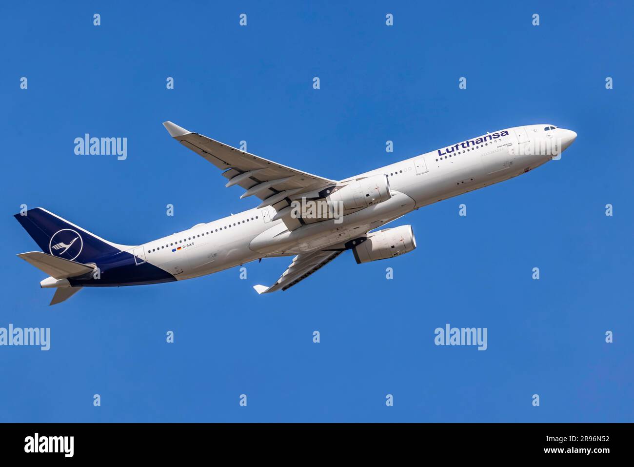 Airbus A330-300 della compagnia aerea Lufthansa durante il decollo, aeroporto di Fraport, Francoforte sul meno, Assia, Germania Foto Stock