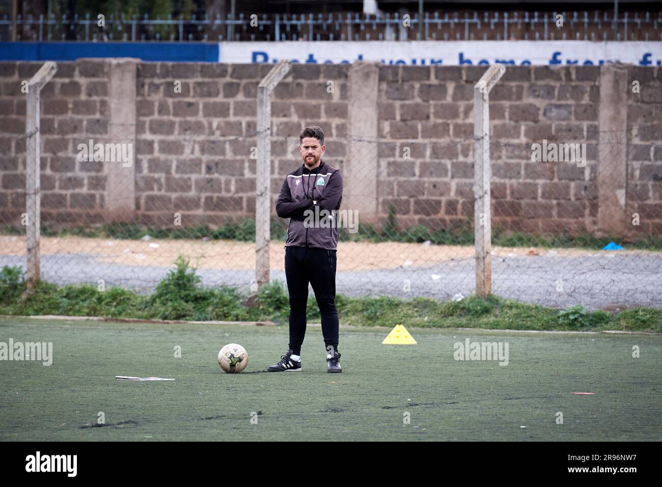 Nairobi, Kenya. 18 giugno 2023. Johnathan MCKINSTRY (Head Coach, Gor Mahia) osserva Gor Mahia in allenamento prima della partita contro Kakamega Homeboyz, Kenyan Premier League. Centro di formazione Toyoyo. Credito: XtraTimeSports (Darren McKinstry) / Alamy. Foto Stock